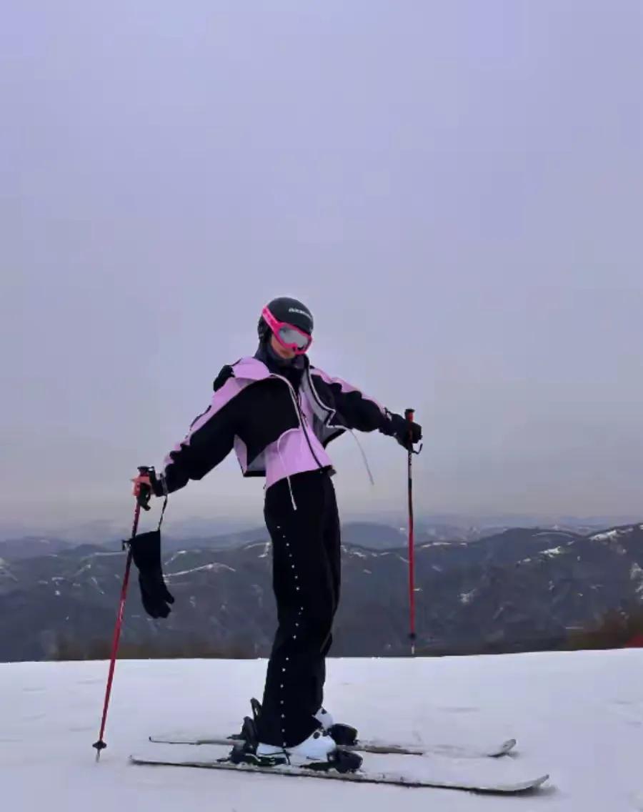 正值元宵节，2月12日张馨予在个人账号晒出一组滑雪照，并夸滑雪服超时尚……各位，