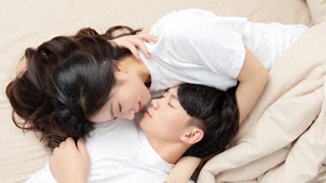 女人想男人了,这5种生理语言,完全藏不住