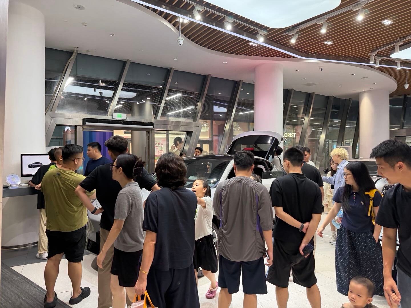 年轻人挤爆门店看MONAL03小鹏MONAL03能吸引大批年轻人扎堆打卡，根
