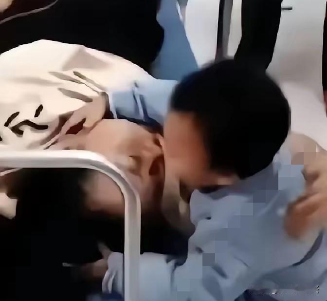 遵义一27岁单亲妈妈，身患癌症，即将弥留之际，从病床上艰难起身，紧紧抱住仅仅2岁