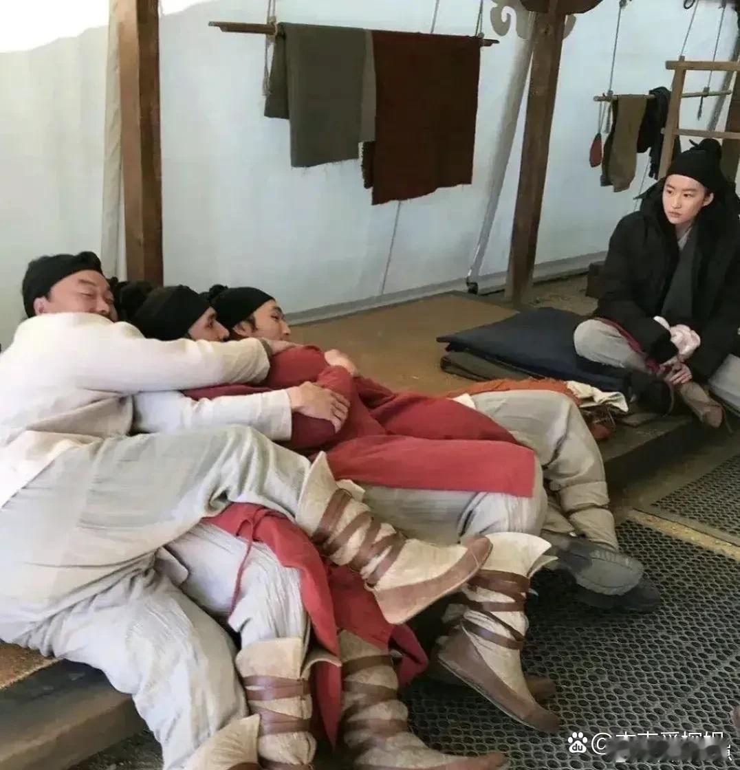 刘亦菲这满脸的生无可恋真的太真实了！代入感直接拉满，换作是我，估计也得是这个样子