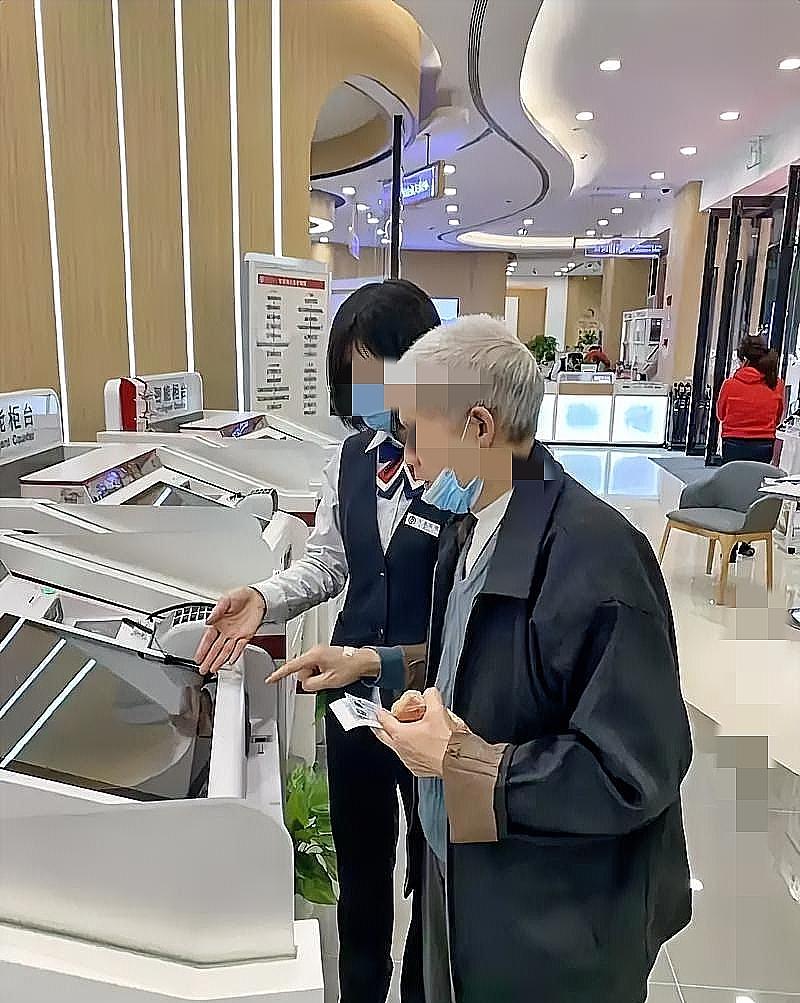 70多岁老人大清早赶社保局，只为问清“消失”的3个月养老金——这幕看得人心里发酸