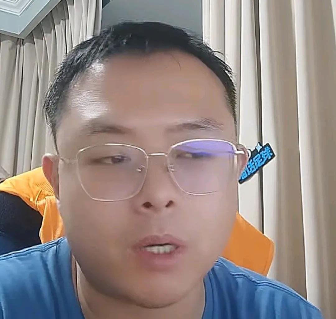 媒体人苗原透露，目前很多本土球员都不敢去上海申花踢球了。苗原在直播时表示，据他