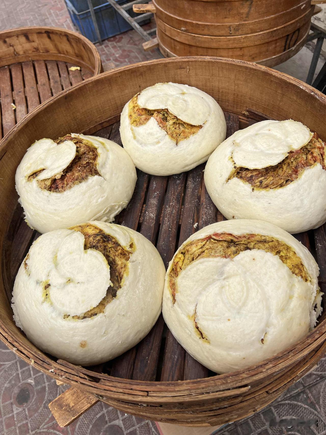 马上中秋节了，很多的馒头店已经开始做这种兰州土月饼了。这种月饼里面卷的是玫瑰