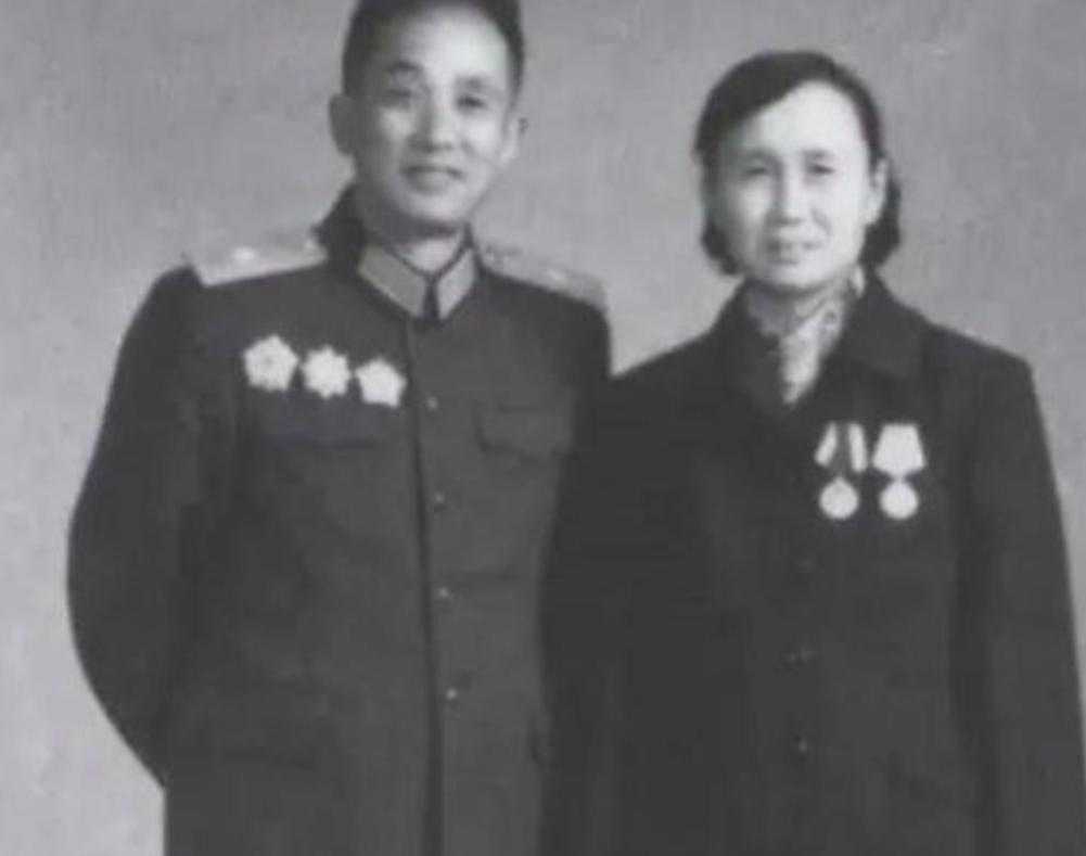 1947年，一位解放军师长大腿根部中弹住院，19岁女护士来换药，他竟涨红了脸吼道