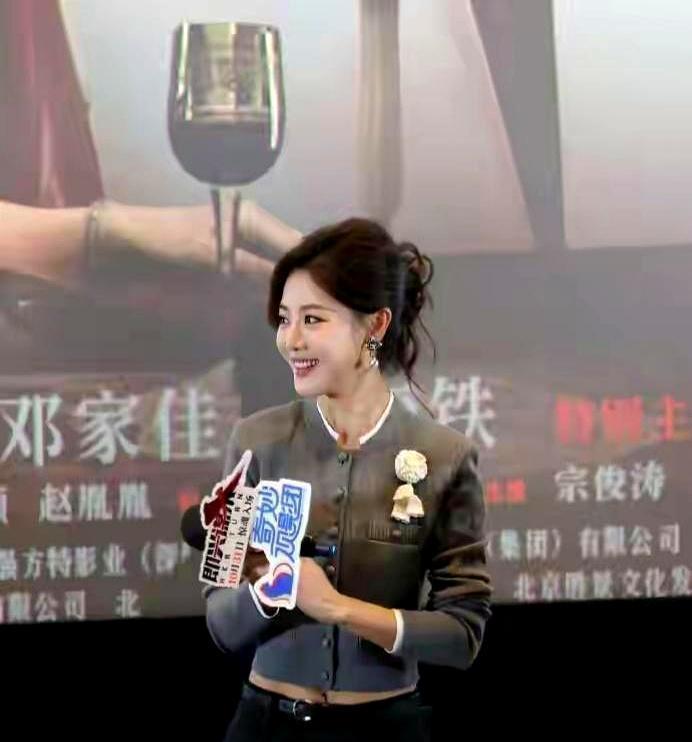 丝袜抽丝，销量翻倍。邓家佳一个动作，让所有人看到了什么才是真正的“红毯赢家”。