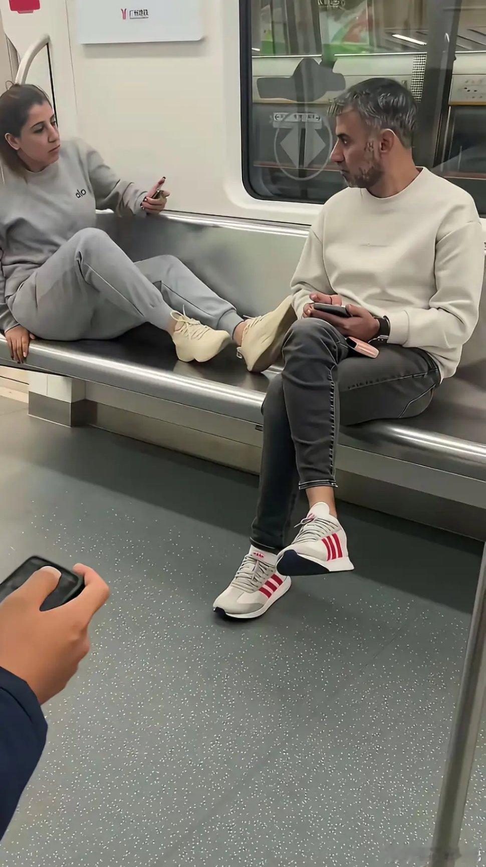 如果像欧美一样免签，我想印度人一定会潮水一般的涌进中国。很多印度人来到中国后，对