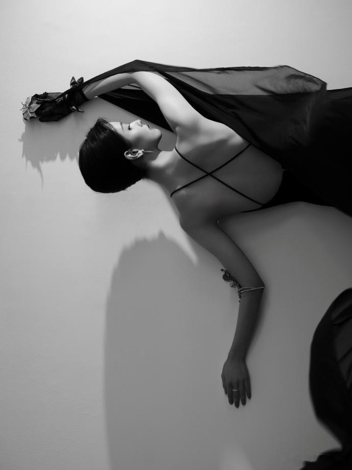 从她的眼神到每一个细微的动作，都在诉说着优雅与从容，陈都灵简直是红毯上的完美代言