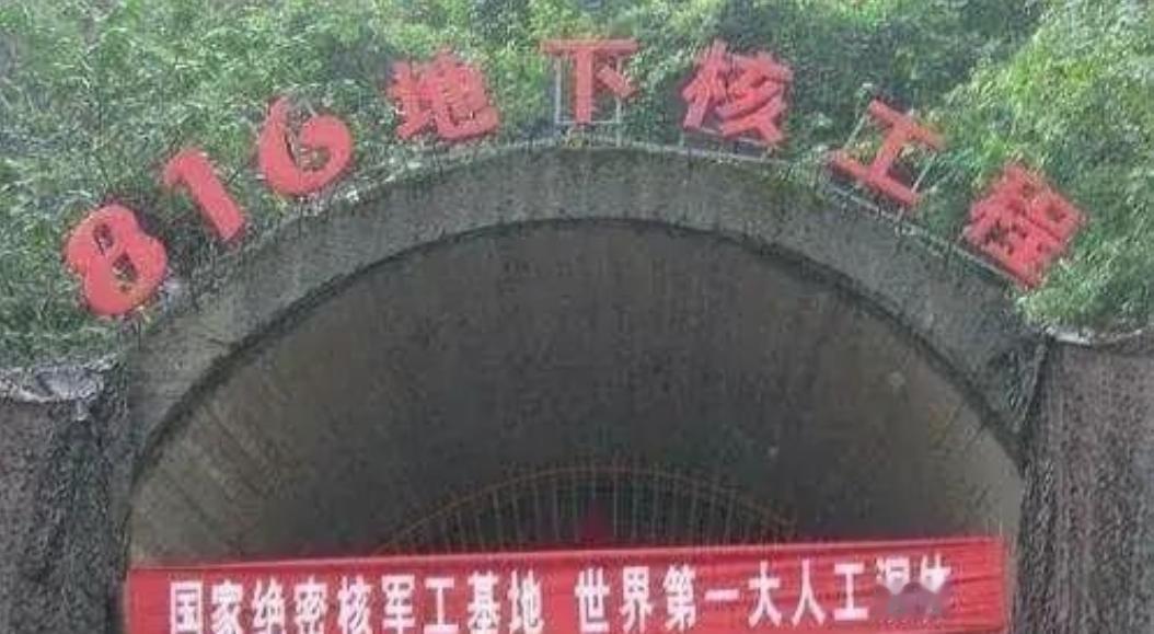 1966年2月，毛主席单独召见周总理。会谈时，主席突然靠近总理，压低声音说道：＂