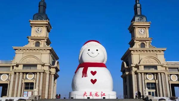 在哈尔滨道里区音乐公园，备受关注的网红“大雪人”于4日正式启动造雪施工。今年的“