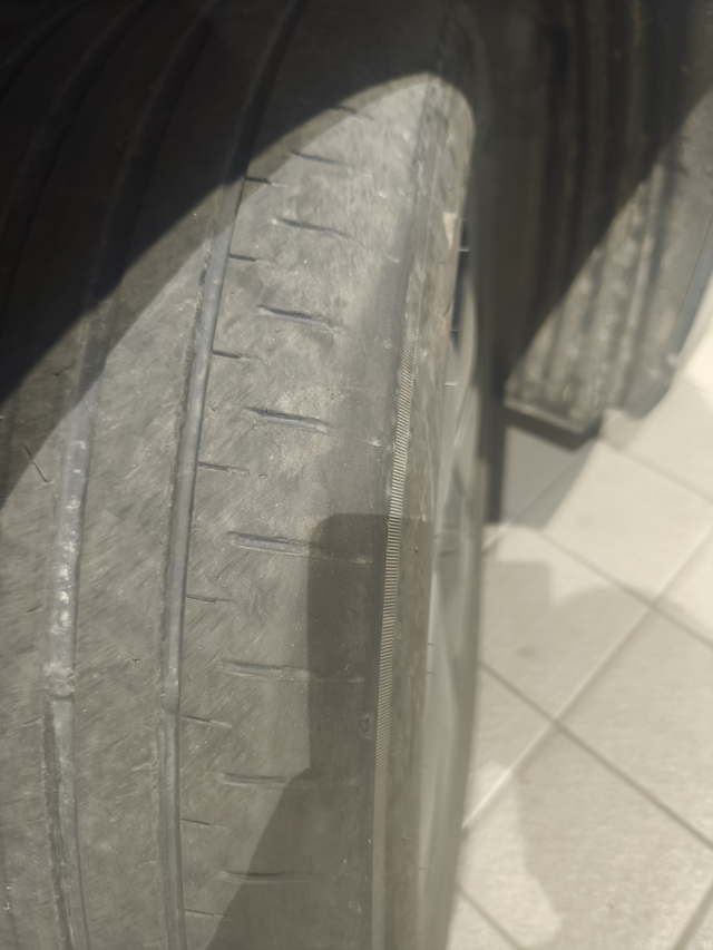 各位大哥小鹏x9单侧这样算不算偏磨本人1.9万公里的小鹏x9内外侧差距如图，