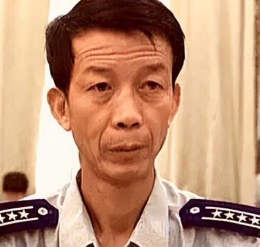 1996年，我国试飞员邹延龄出国试飞飞机，酒会上，一位外籍美女在他耳边轻声说了一