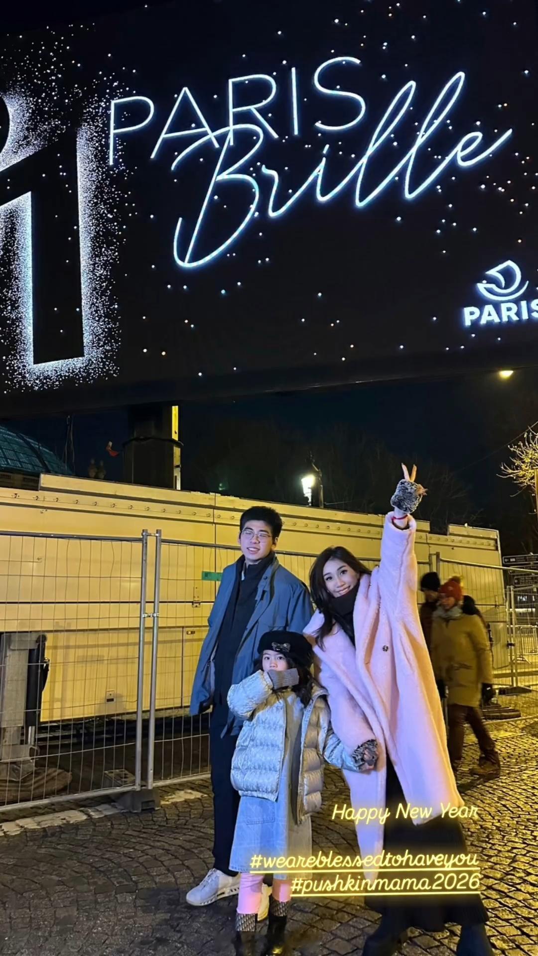 何超盈一家三口法国旅行何超盈小8岁老公近照何超盈一家三口法国旅行，老公长得很显