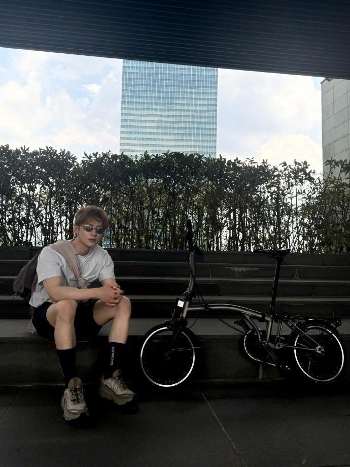 白敬亭肌肉比脸都大白敬亭运动少年plog🈶，的确是给我们带来了一波乐趣了呀，