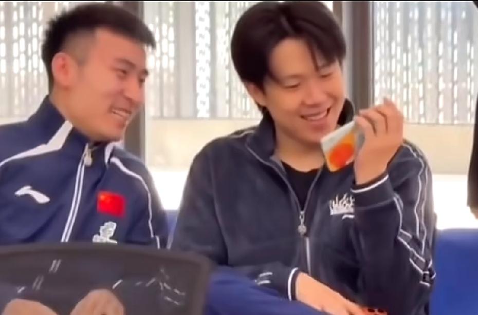 楚钦真的是落后了，比甜甜，比牛牛！看把我们楚钦羡慕的，光看还不行还要放大看！难