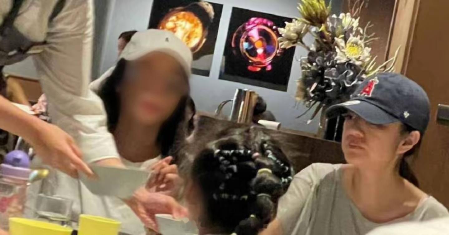 安以轩素颜聚餐安以轩素颜带孩子聚餐安以轩素颜带孩子聚餐，戴着帽子十分低调​​
