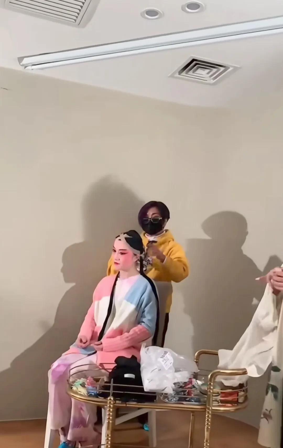 翁帆唱昆曲，杨振宁坐在沙发上欣赏，比这更有意思是杨振宁状态，一点不像103岁的老