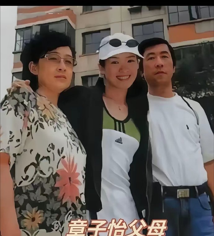 章子怡哥哥结婚20年晒全家福，仨娃都是高颜值，嫂子鹅蛋脸跟贵气。​章子怡哥哥颜