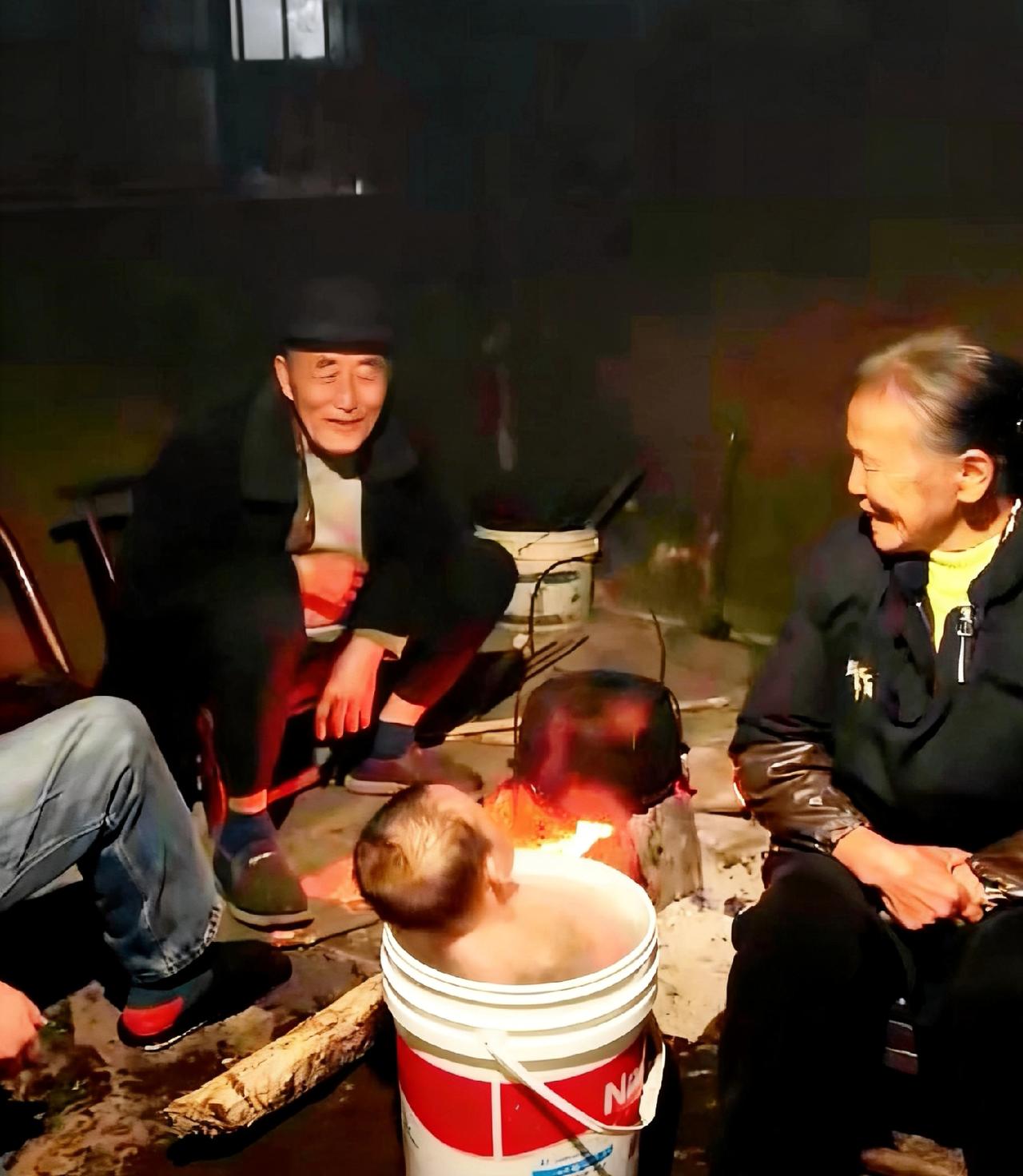 “1岁宝宝上人民日报了！”近日湖南怀化，一个1岁的萌娃跟着爸妈跨越3百公里回到乡