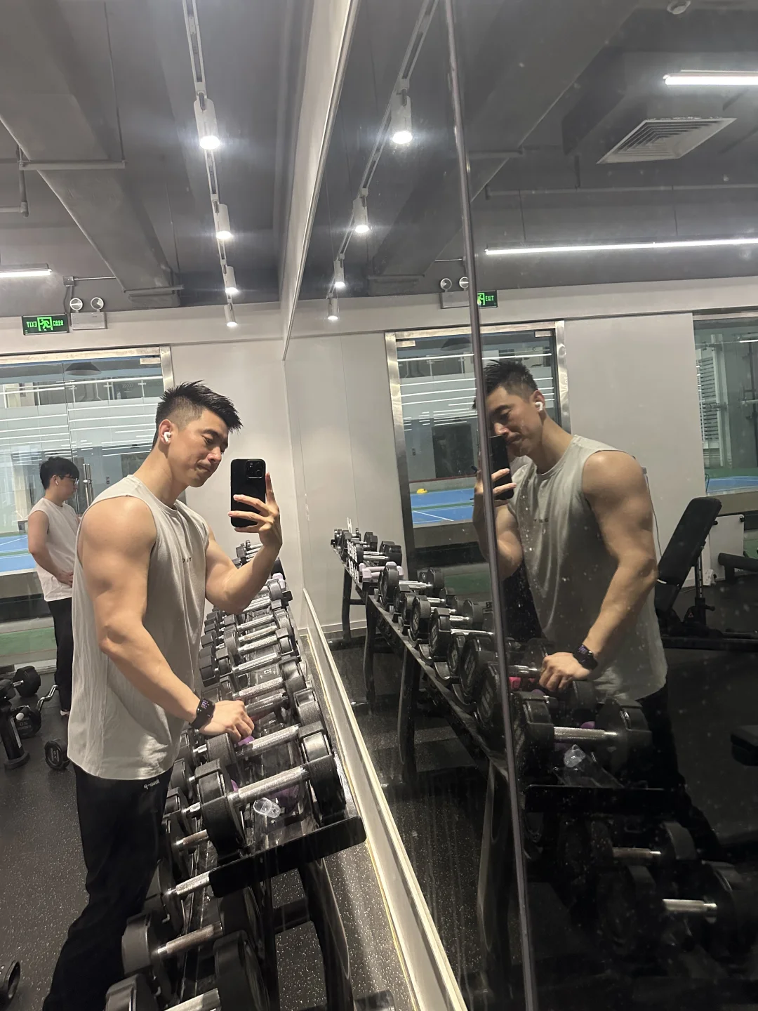 健身房拍照定律，怎么显大怎么拍