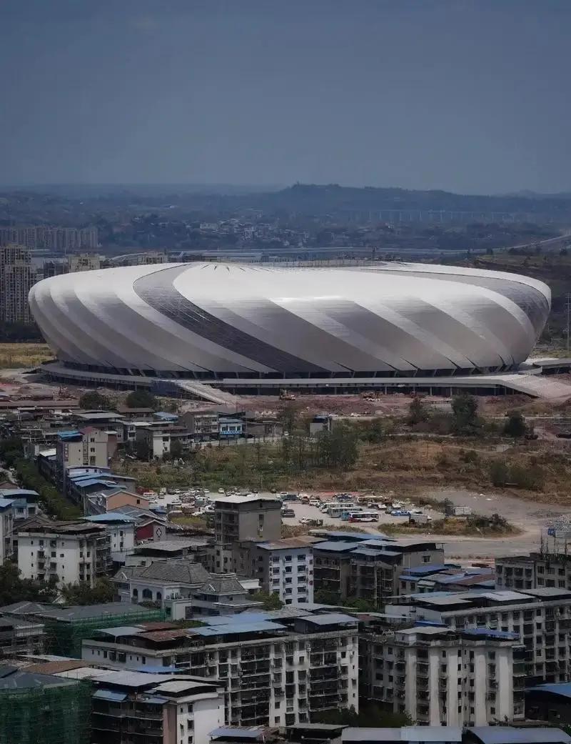 重庆铜梁龙主场要搬？这事吵翻了天。支持搬的觉得压力大。从中甲升到中超，每年