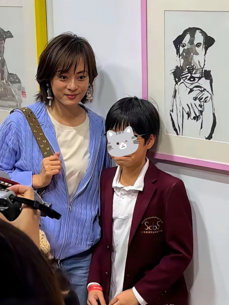 孙俪在上海花展被人拍了，就一张侧脸，没开美颜，也没找角度。她就那么穿着一身普通到