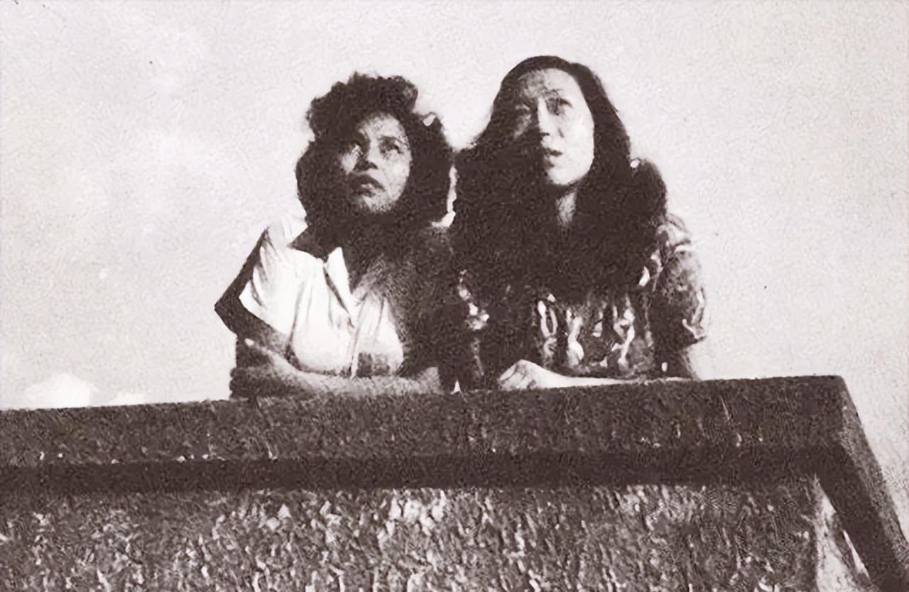 “你给我滚出去，你没有资格碰我。”1940年的一天，20岁的张爱玲正在卫生间洗澡