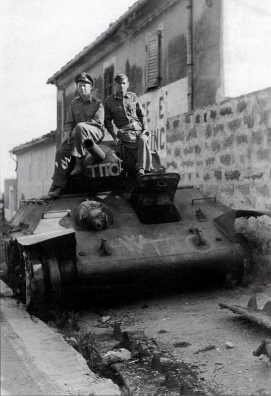 飞扬军事1944年，盟军士兵在意大利里雅斯特击毁一辆德军T-34坦克