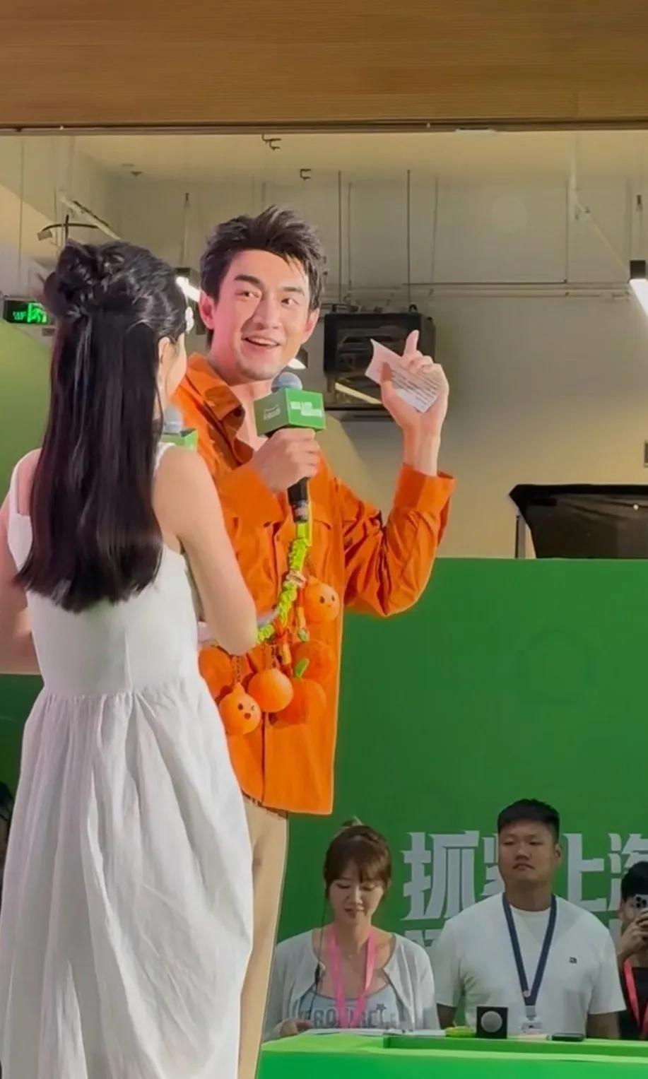 哇塞，新鲜的大新哈！今儿这小子在杭州参加活动了。橙红色他实在太亮眼啦