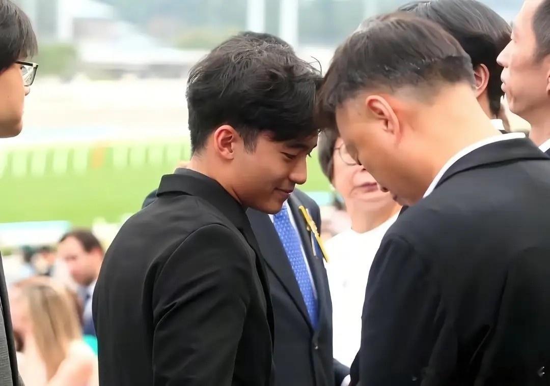 谢霆锋大儿子穿西装现身马场谢霆锋大儿子穿西装观看赛马谢霆锋大儿子穿西装现身马场