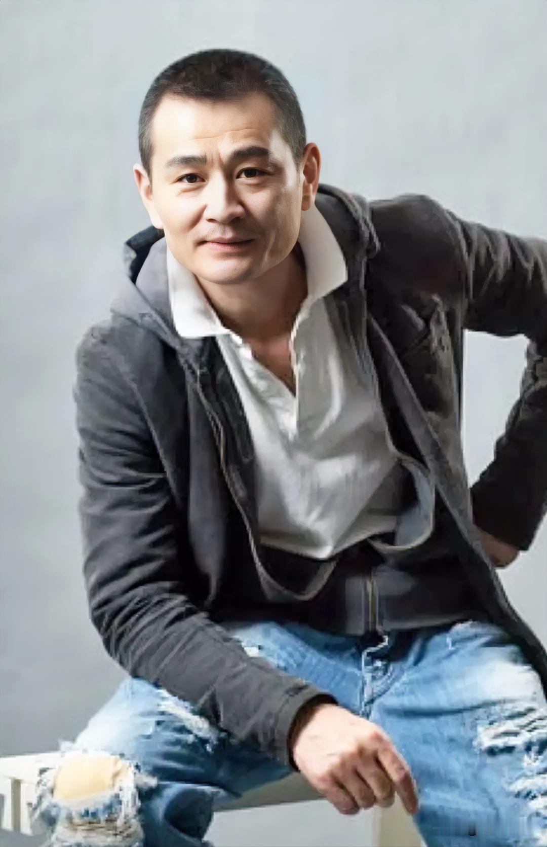 大家还记得这位男演员吗？现年60岁，土生土长的武汉人，毕业于北京电影学院。他