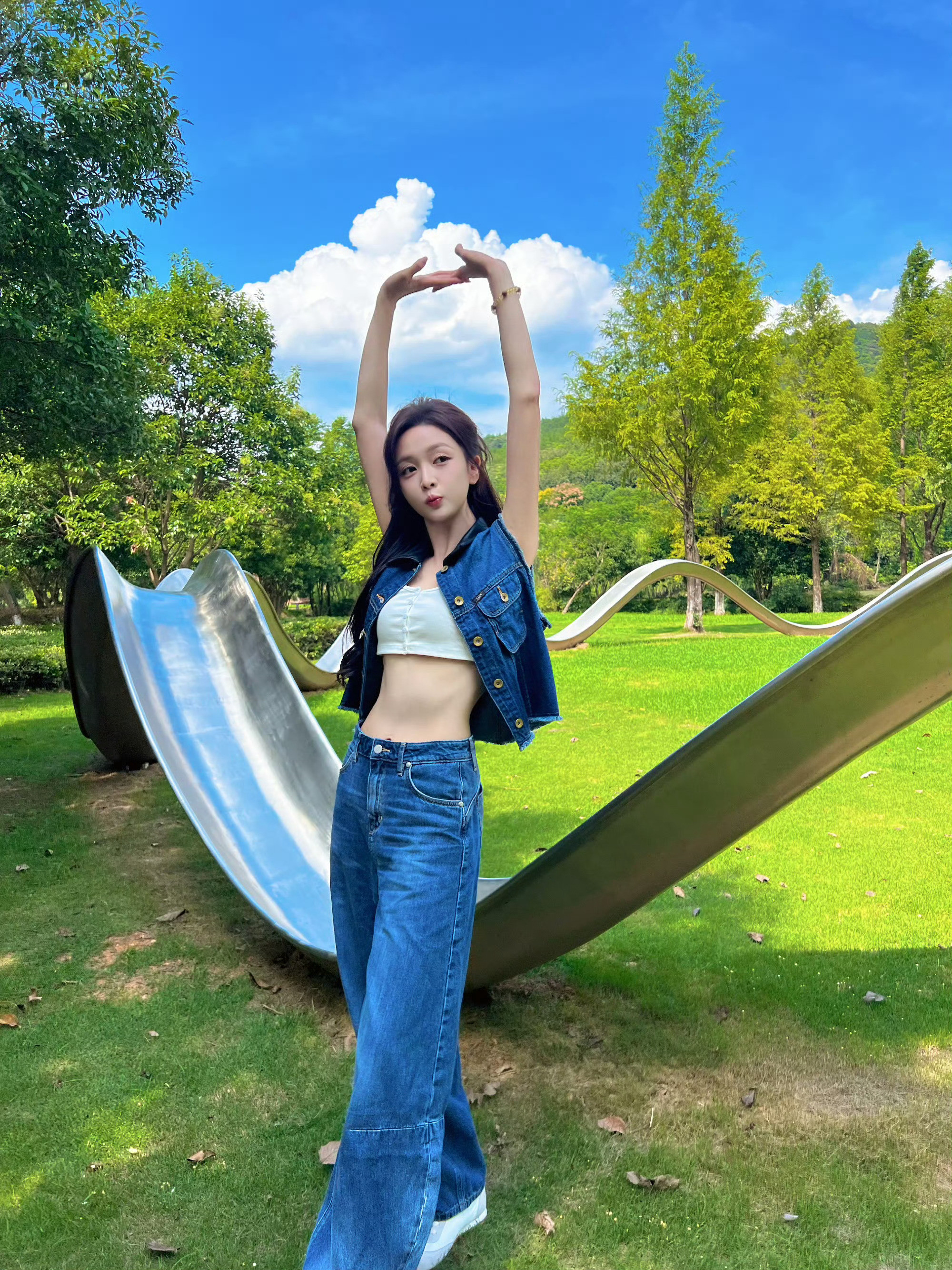 吴宣仪有你的夏天最美，好想念你，在剧组也要照顾好自己喔[抱抱]​​​