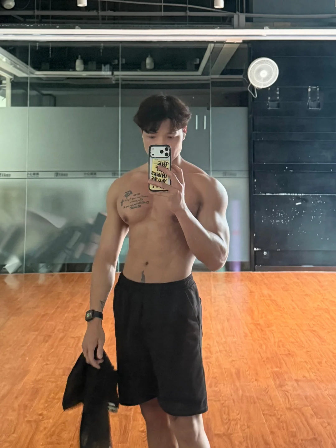 来，看我练的胸肌！