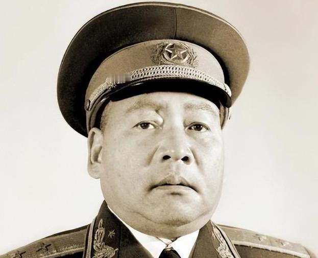 师长让他独自去拉队伍，能拉起来就自编自封，解放后他成为中将。滕海清拿着那