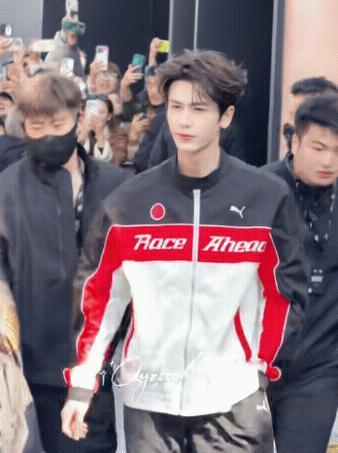 张凌赫最新款法拉利！只要是个女人都会爱上他[爱心]！之前盖特不到张凌赫美