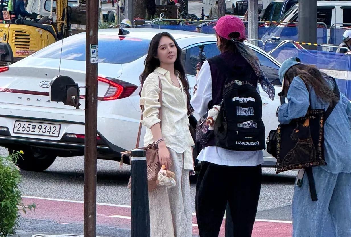 有网友在韩国偶遇郭碧婷，她还是那么漂亮！发现她很爱这种森系穿搭，长衬衫加长裙，仙