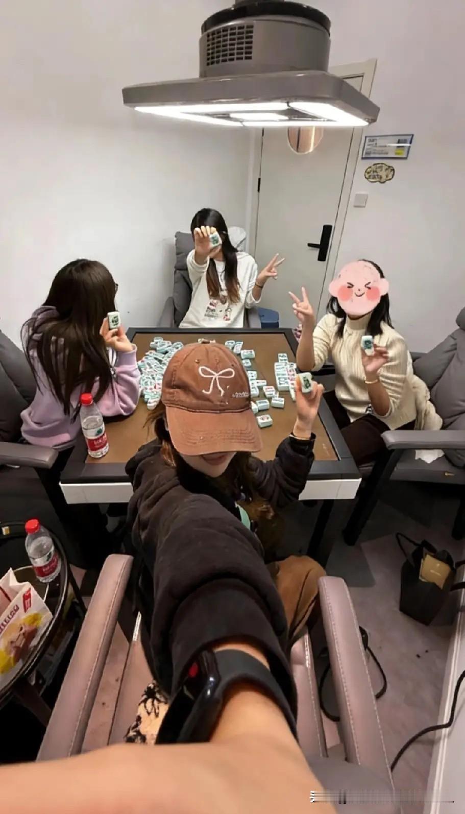 同事打麻将被拘10天，出来说的一番话，听得我后背发凉。他说里面不少女性，都是