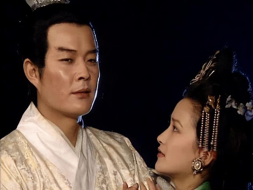 公元210年，周瑜病逝，孙权奔丧，看着周瑜五岁女儿，说道：“给我做媳妇吧。”