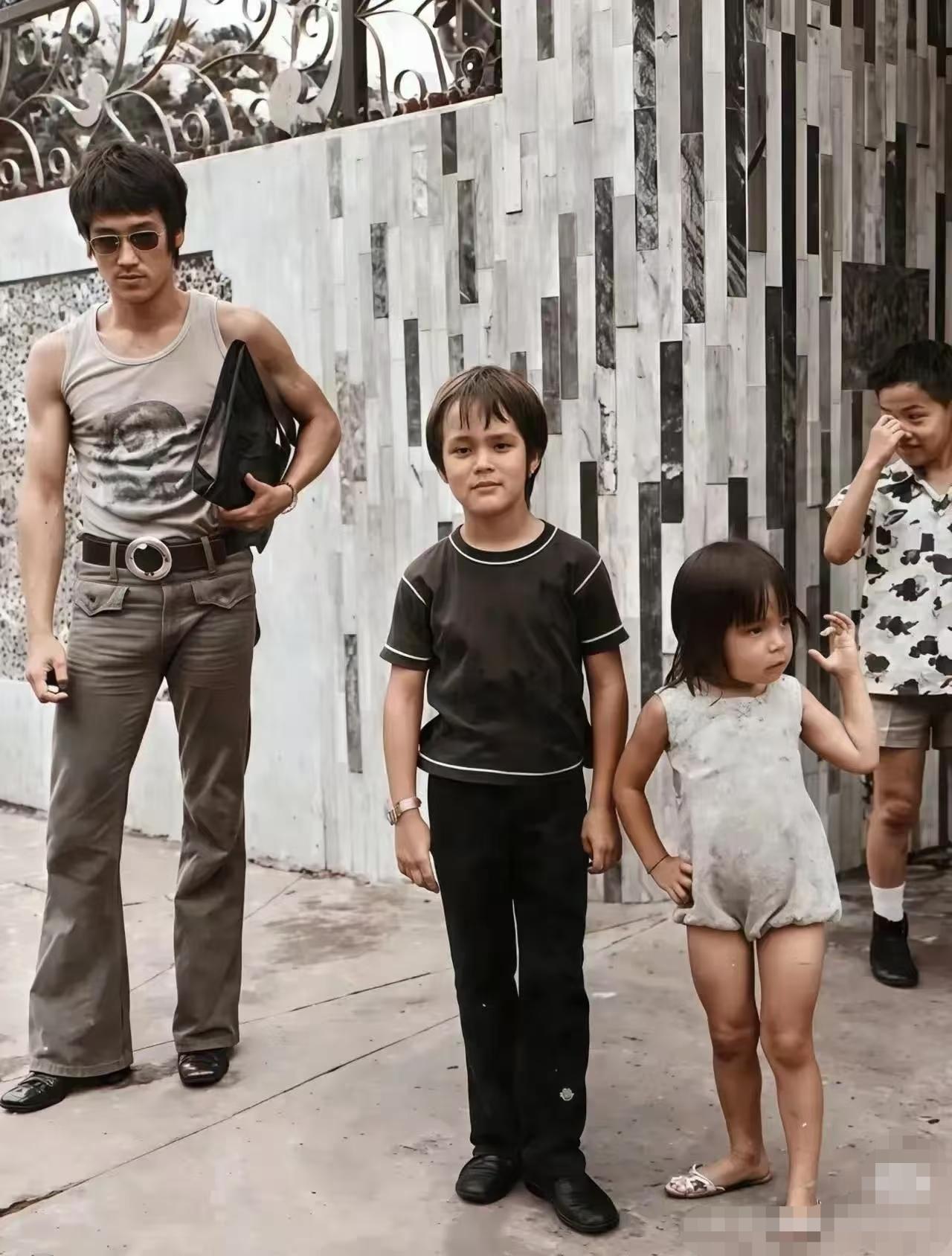 李小龙离世前一年与儿女的合影这张1972年李小龙与一双儿女的合影。没想到仅过一