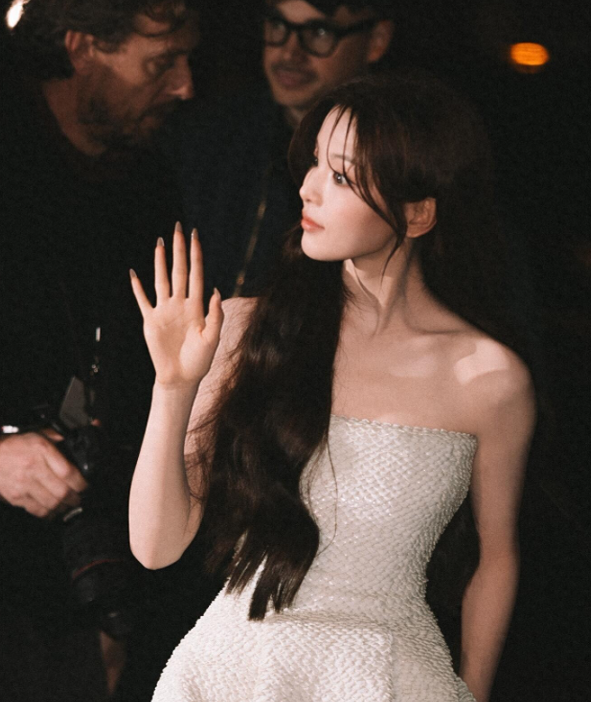 杨超越巴黎时装周，薄荷绿抹胸裙太美了 