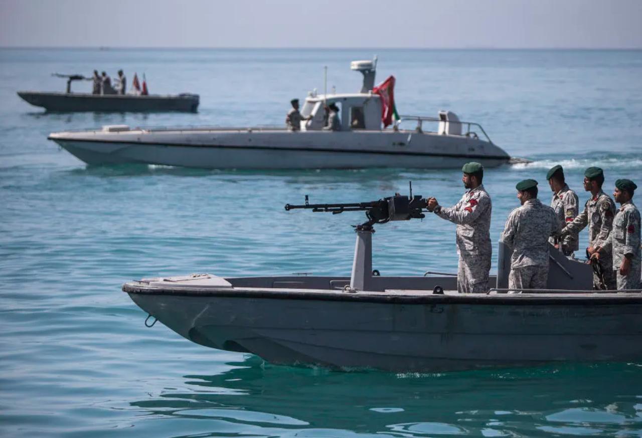 印度着急了，向伊朗提出交涉。10艘油轮，全部返航。还有两艘，被开火袭击。据说