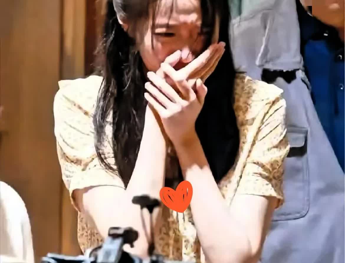 关晓彤“噩梦”又升级了！不是鹿晗生病传闻，也不是分手传言，而是没
