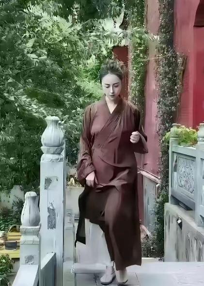 在修行圈里，隋女士凭借着独特的气质和出众的容颜，收获了不少关注，而这一切的缘起，