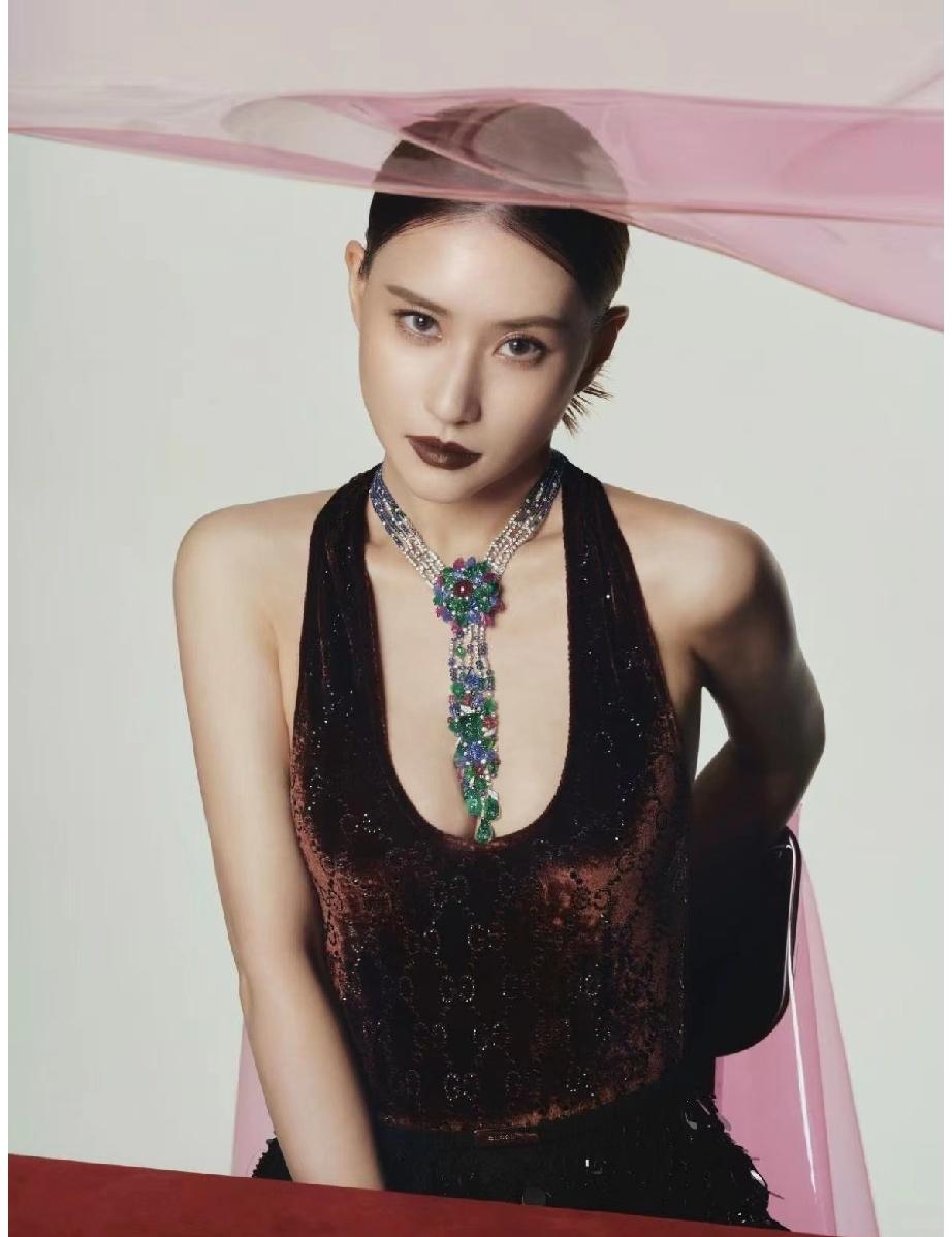 何超莲如此大胆地玩性感，恐怕窦骁见了都不好意思，甚至觉得她变了一点点。何超莲