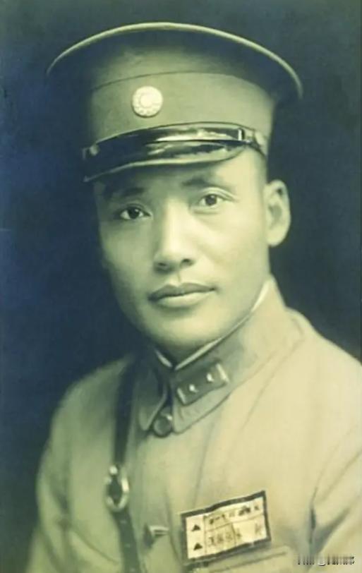 1936年，一名国民党中将跟随红军走完长征，谁知等到了延安，毛主席却对他挥了挥手
