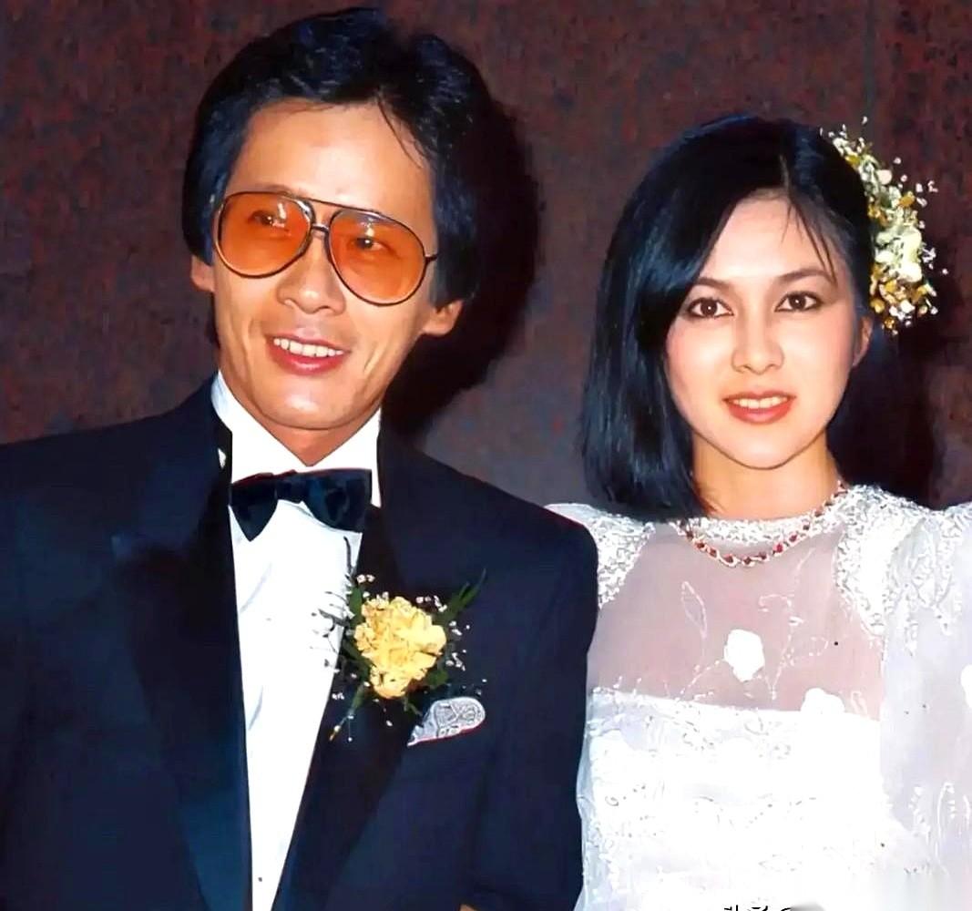 关之琳那场只维持了5个月的豪门婚姻，雷，其实在婚礼当天就炸了。19岁的关之琳，