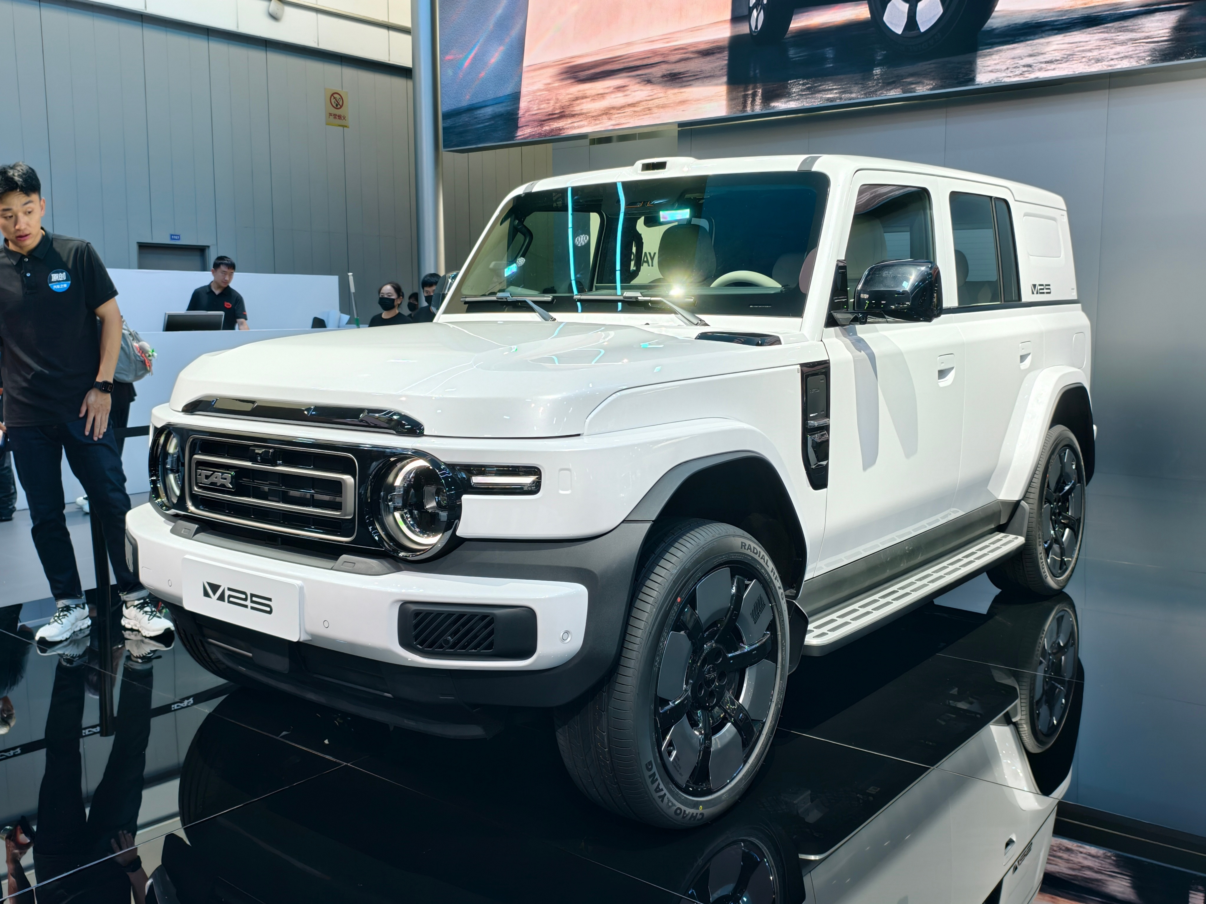 现场感受了一下 iCAR 新车 V25。  一个玩具属性很强的 SUV...