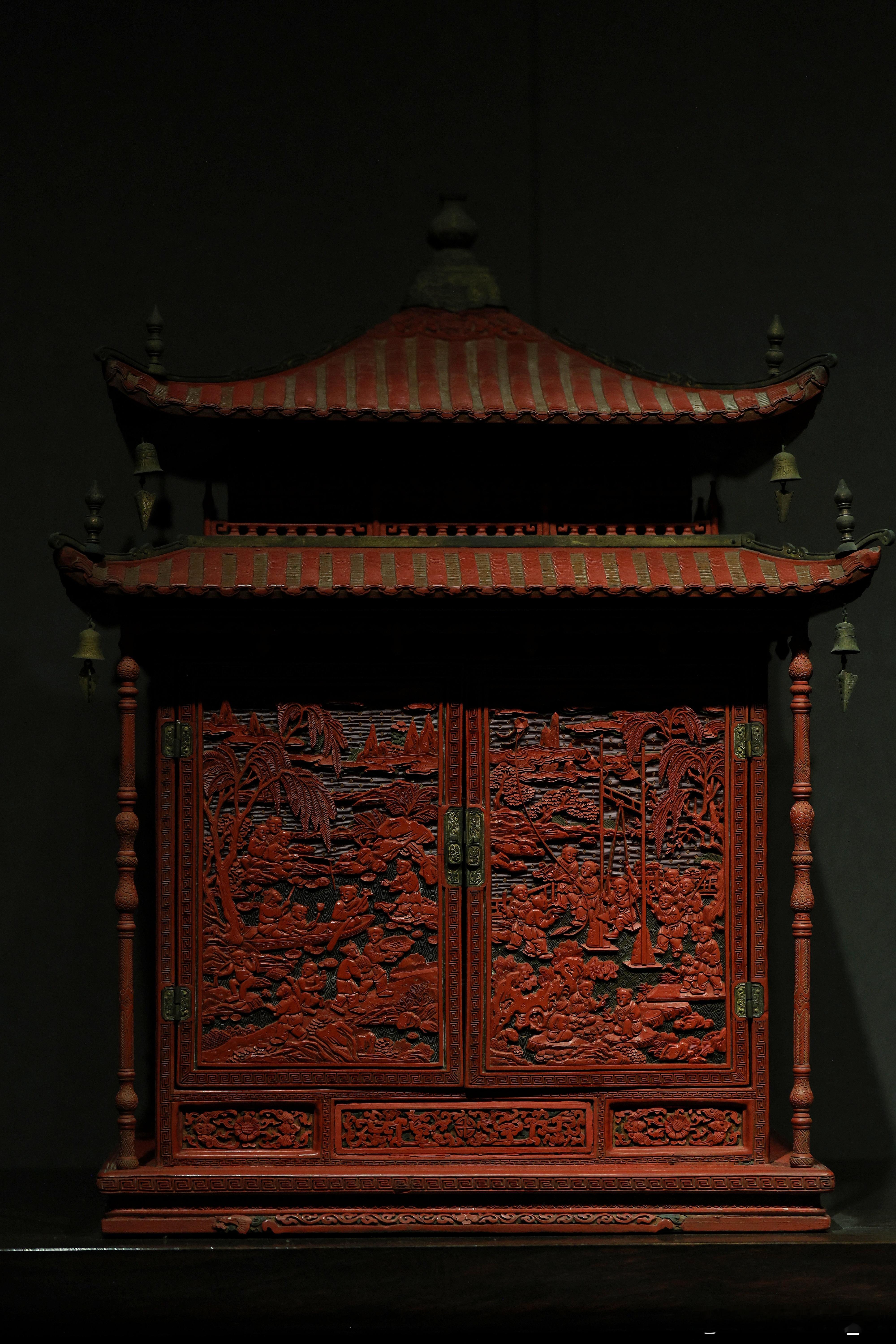 剔红百子图亭式格清中期故宫博物院藏清宫旧藏。整体呈重檐亭式，模仿中式传统建筑