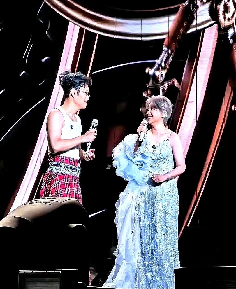 “你凭什么开演唱会？”大连体育场三万多人面前，小沈阳被当众质问。他没回避，直