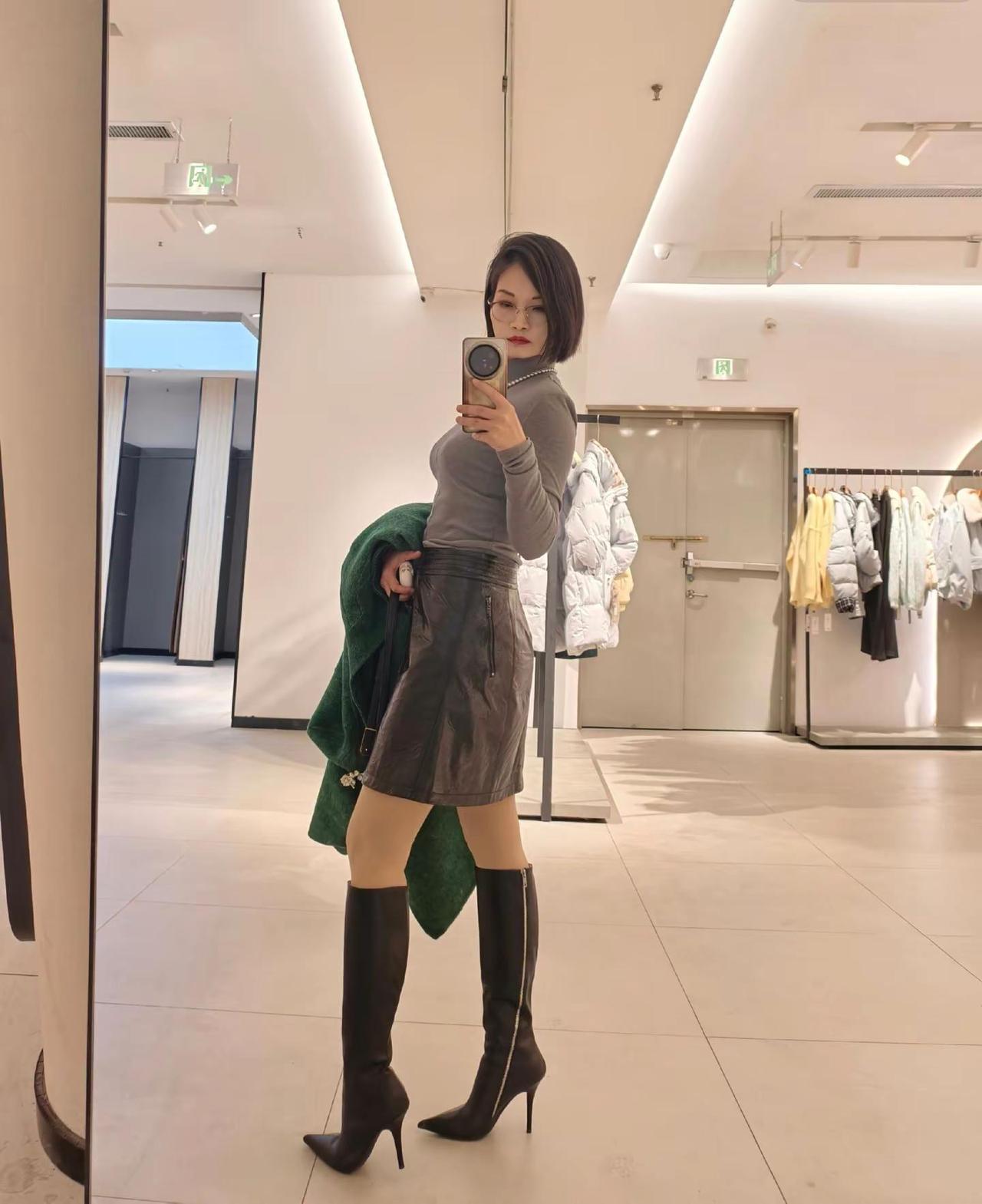 这个靴子真的百搭呀！韩系穿搭通勤搭配冬季穿搭风衣穿搭